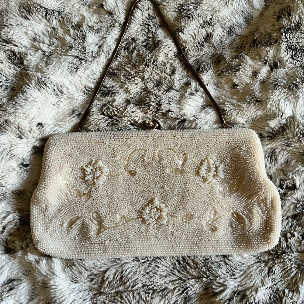 Vintage • Cream beaded clutch •